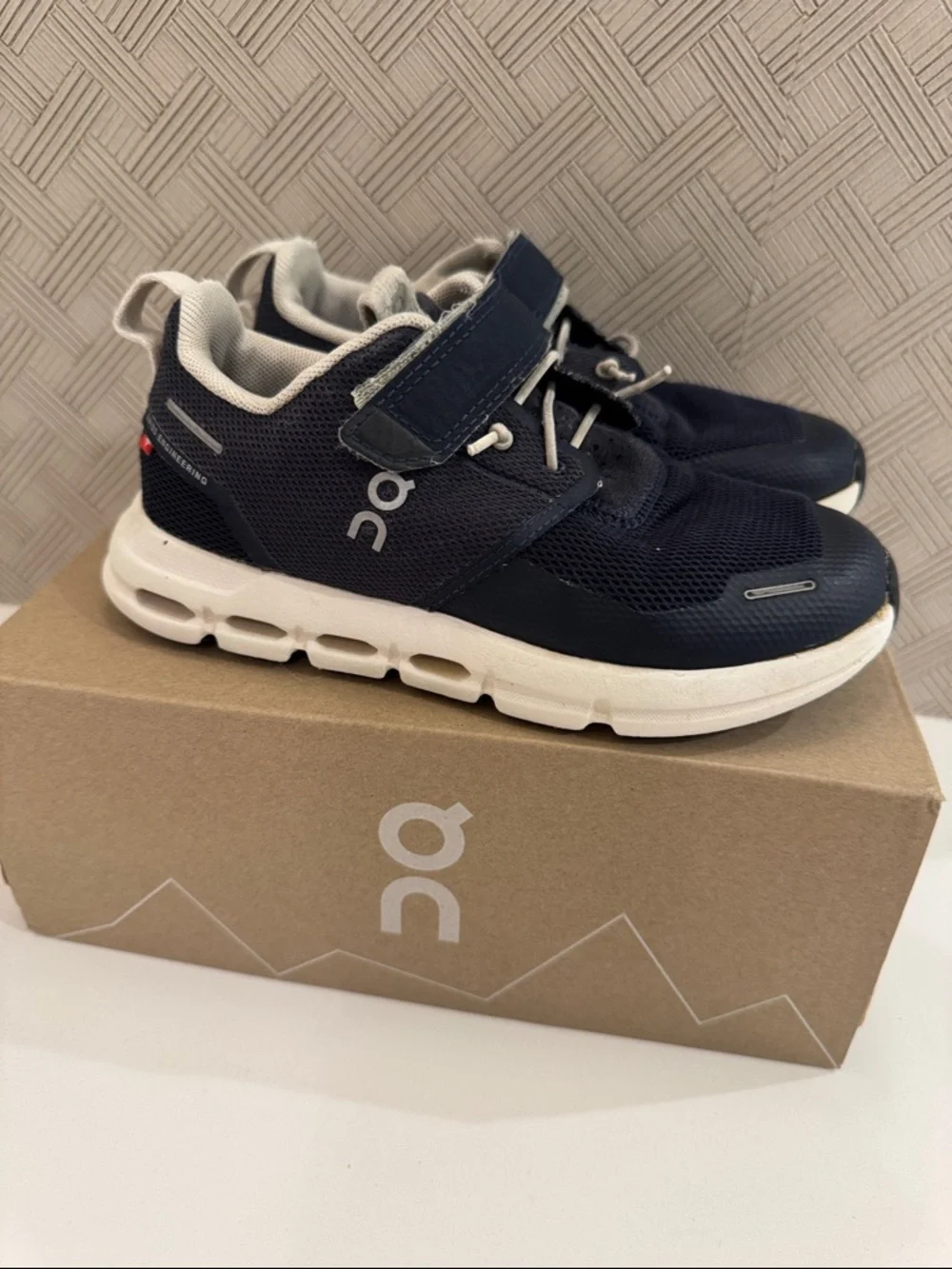 On Running Cloud Play sneakers (Little Kid) Color: MIDNIGHT/WHITE size 12.5 - Picture 6 of 12
